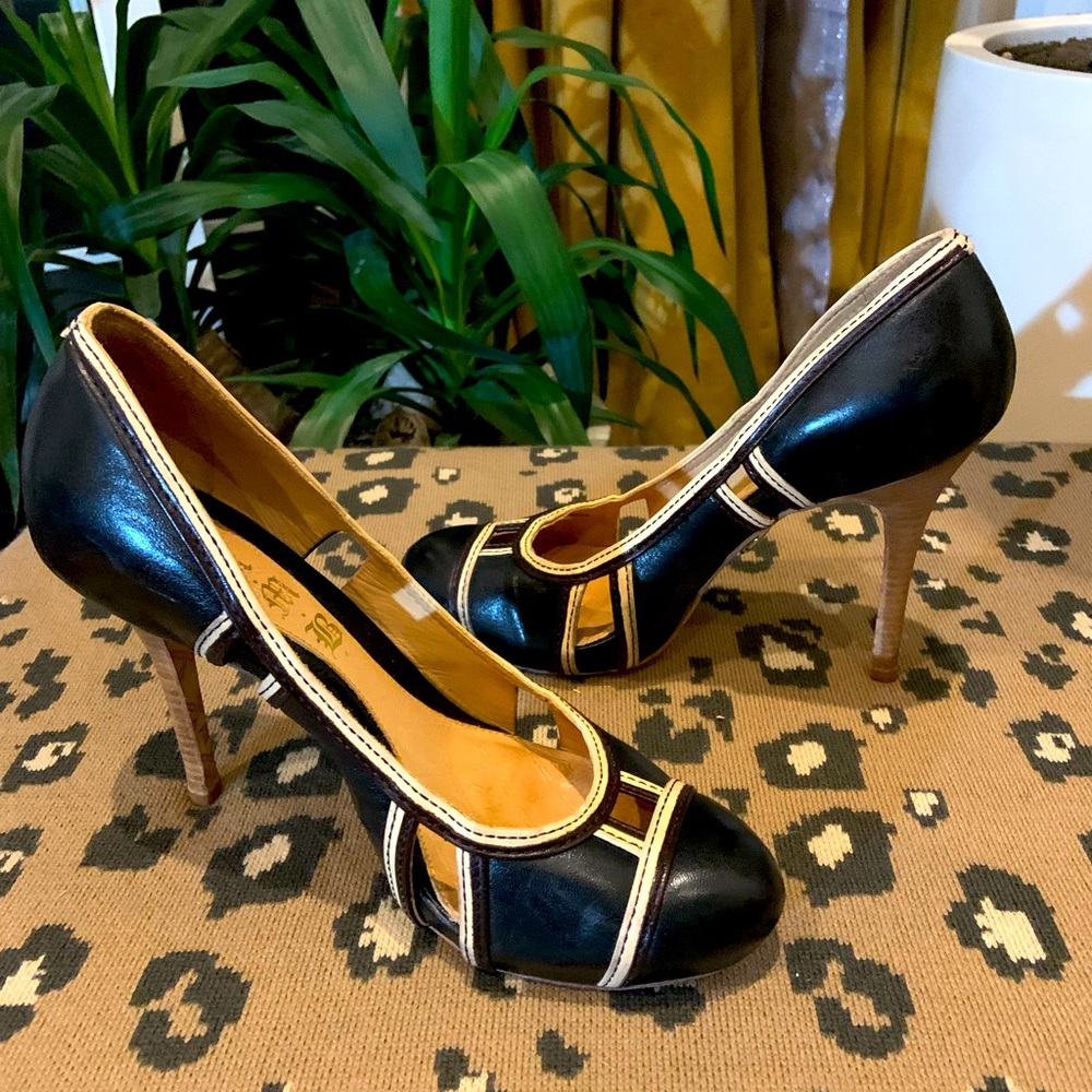 Lamb by Gwen Stephani , cut out pump heel, classy